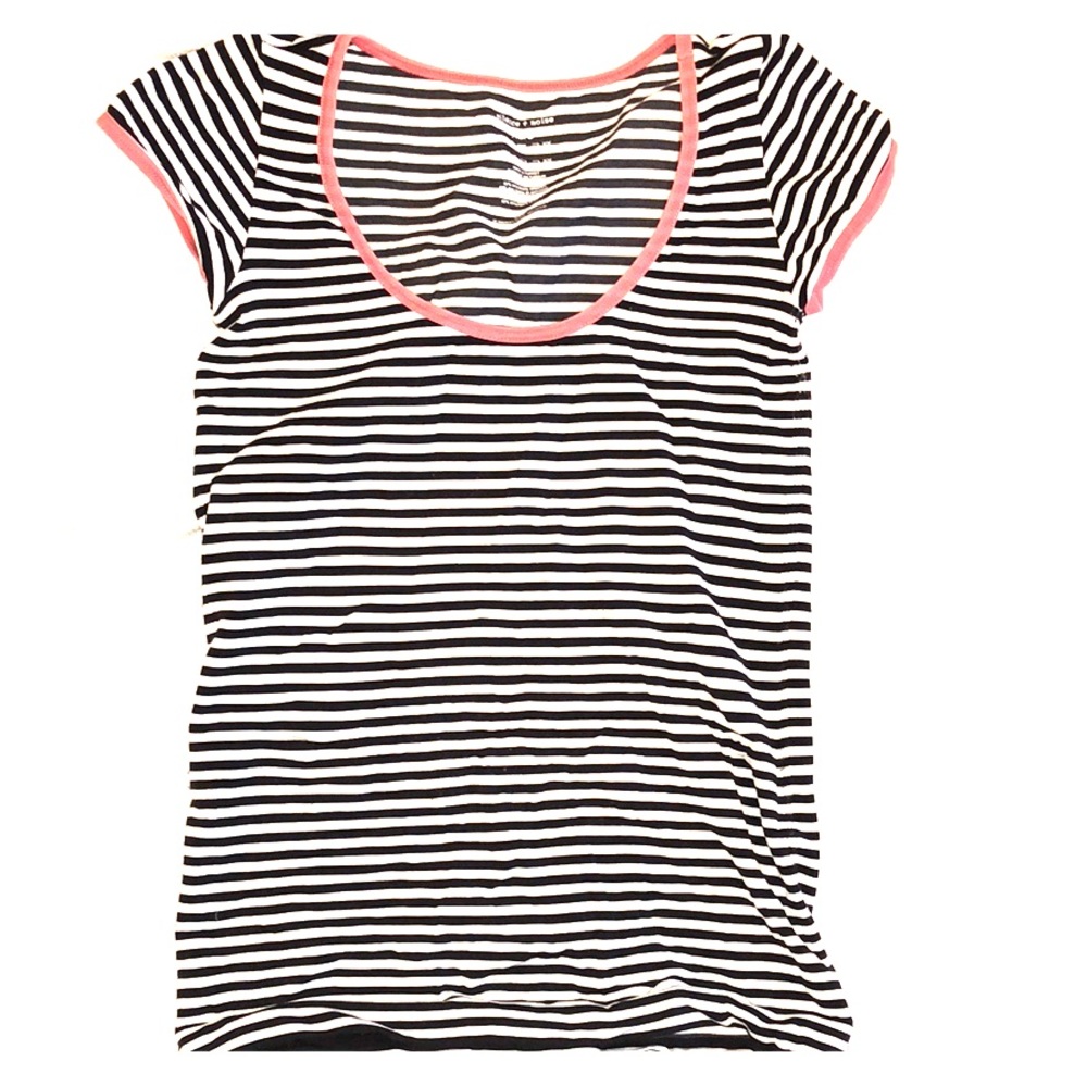 Stretchy black and white T-shirt